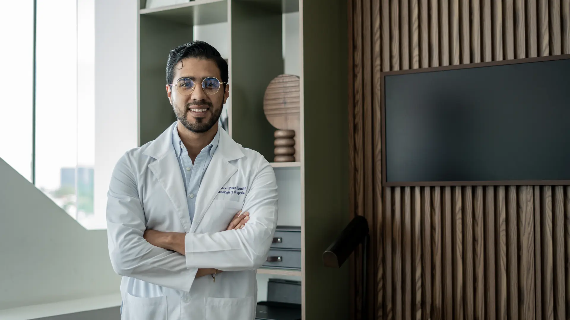 Dr. Luis Manuel Pérez Albarrán en su consultorio