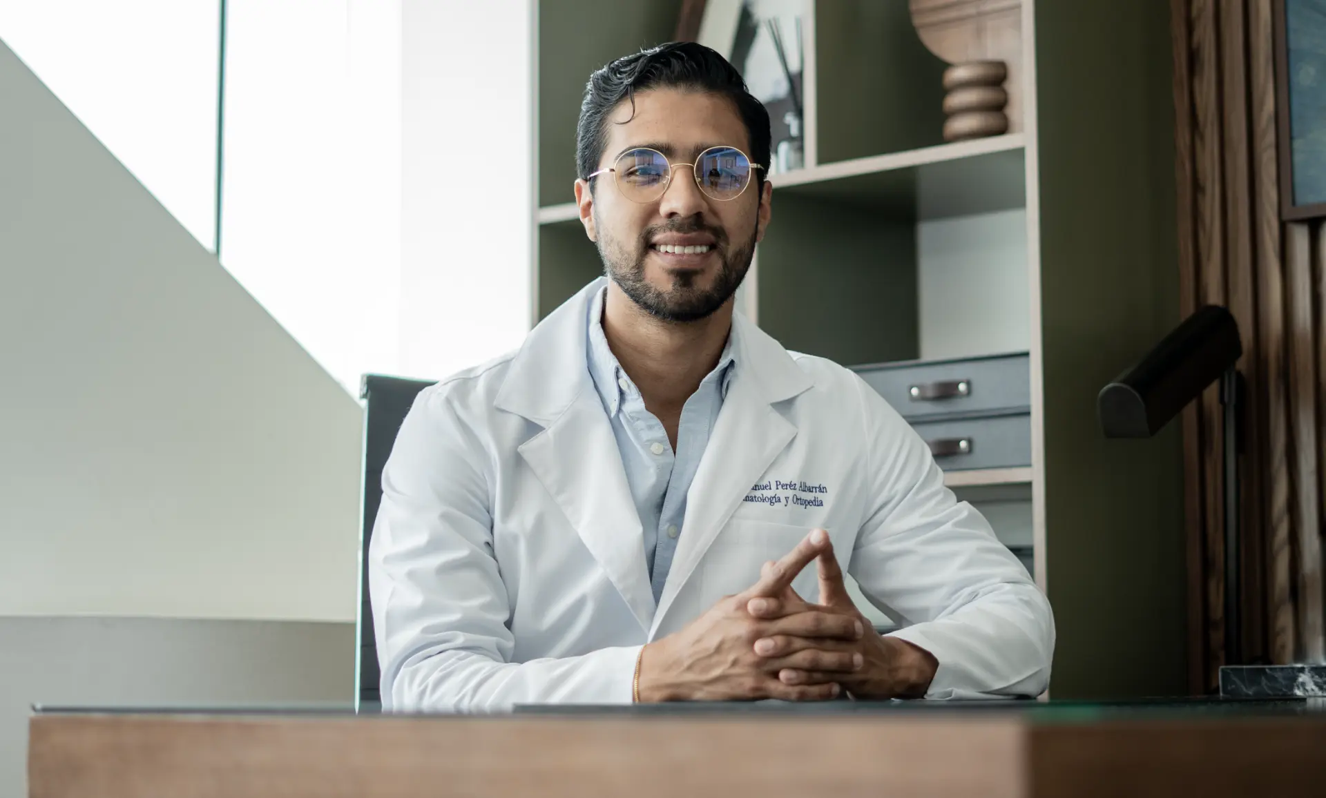 Dr. Luis Manuel Pérez Albarrán en consulta