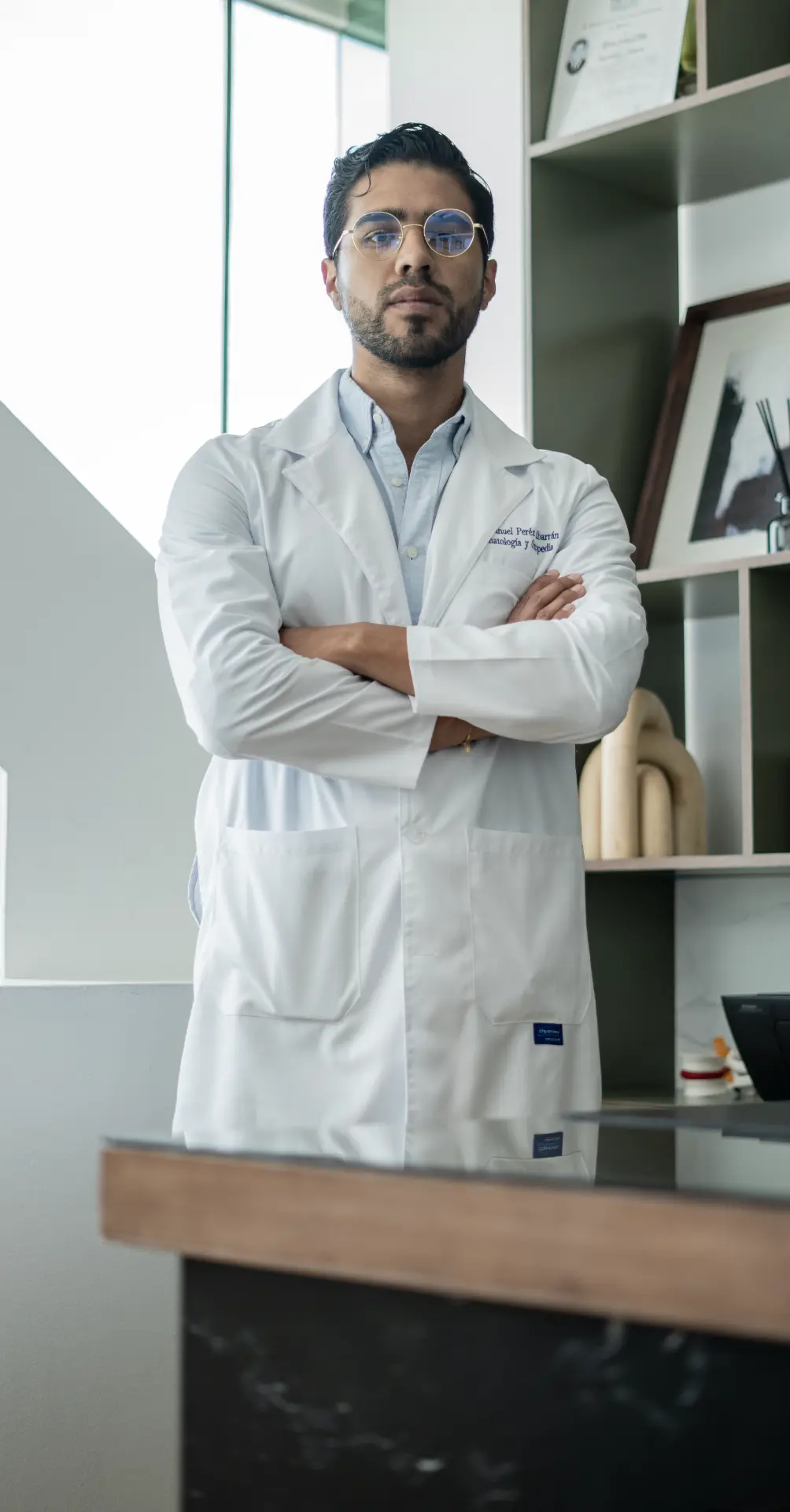 Dr. Luis Manuel Pérez Albarrán en su consultorio